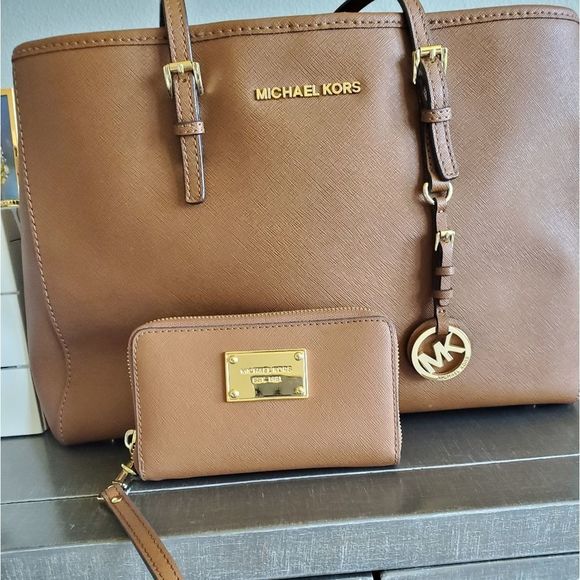 Michael Kors brown tote bag with wallet - Picture 4 of 11
